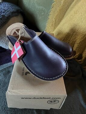Duckfeet Slip-On Clogs in plum